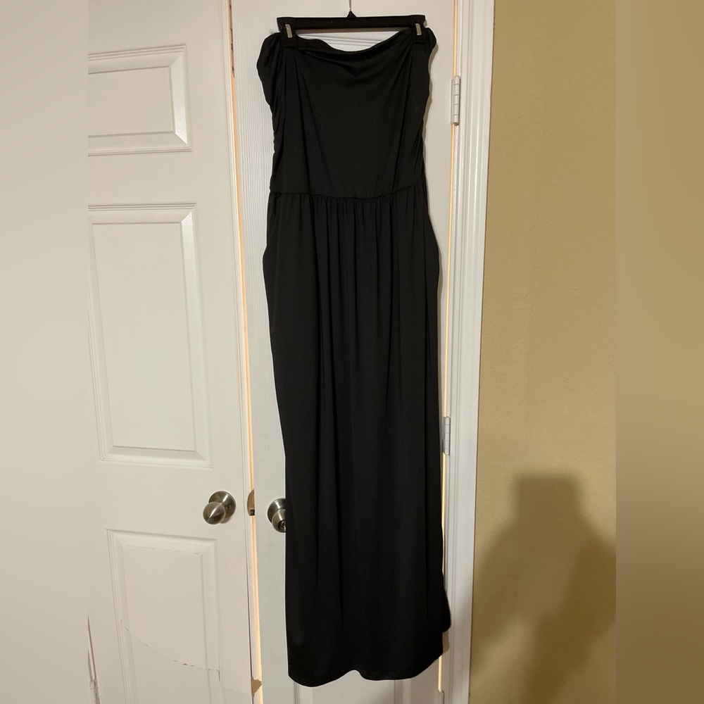 Strapless black dress with pockets